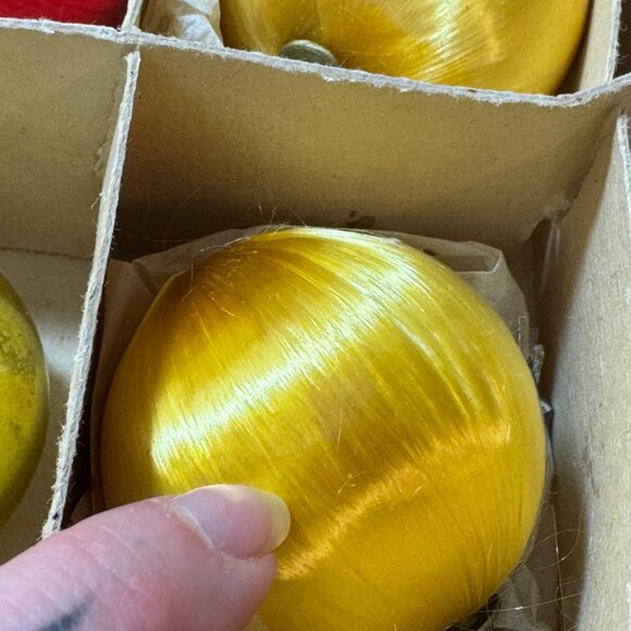 Vintage Christmas Ornaments Red & Gold Glass  Balls And Silk Wraped - Picture 7 of 8